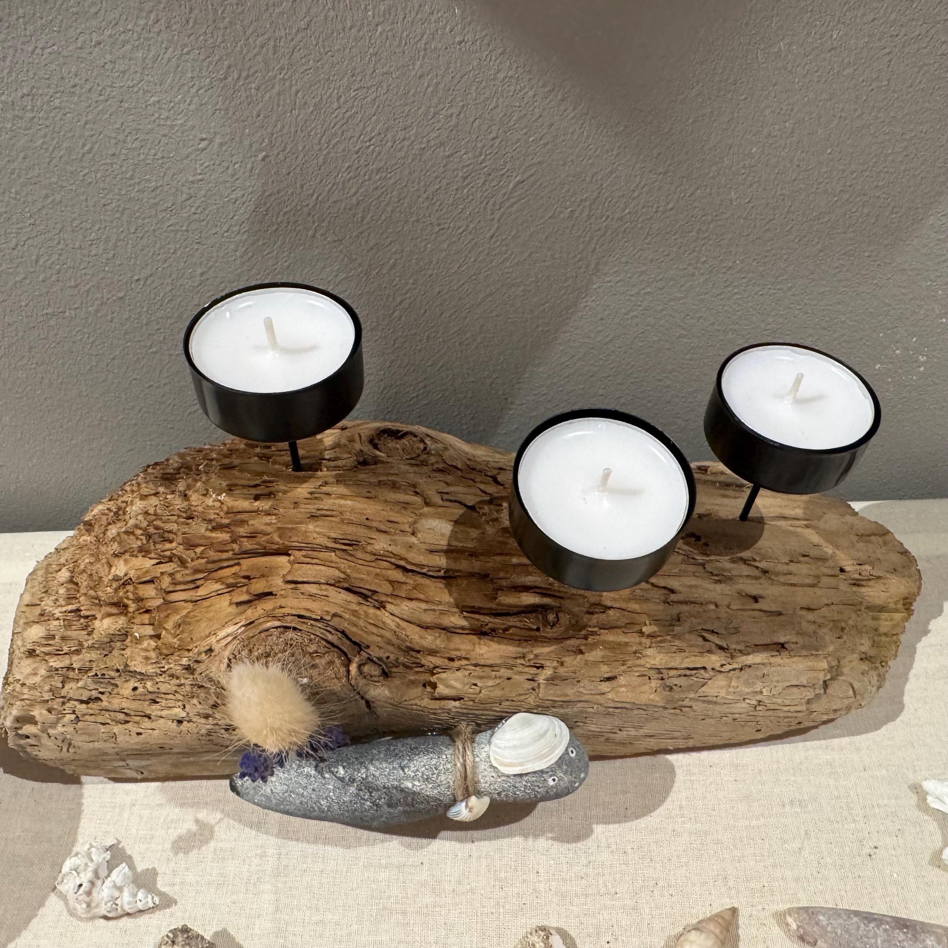 Maritime Tischdeko aus Treibholz mit Steinfisch und Fossil, handgemachte nordische Wohnaccessoires von Treibholzzauber79