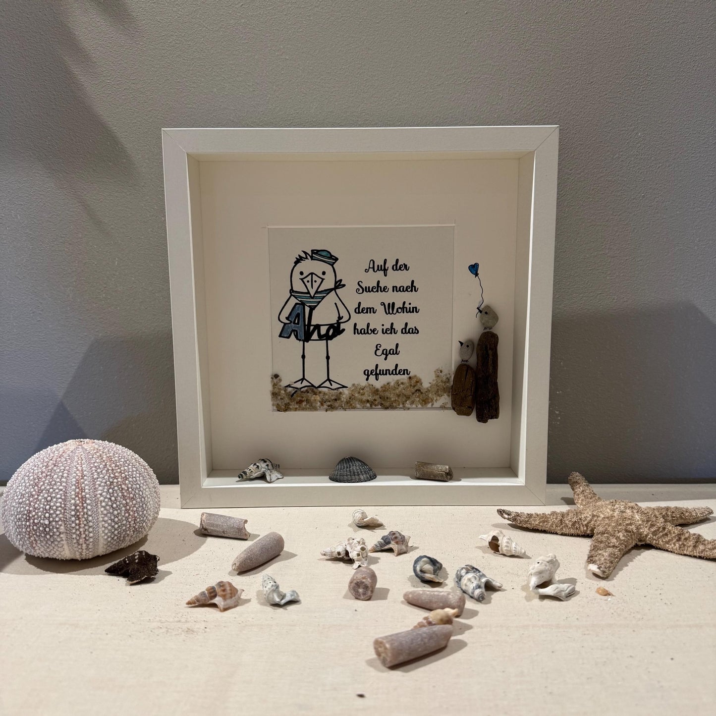 Maritimes Steinbild im Rahmen 27cm weiß mit Möwe und Spruch handgemalt. Strandfunde der dänischen Küste. Steinbilder mit Sprüchen. – Handmade aus Bilderrahmen, Plexiglas, Treibholz der Nordsee, Strand Sand, Ostsee Steine, 3d Rahmen von Treibholzzauber79