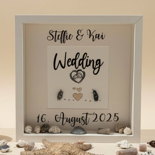 Personalisiertes Steinbild zur Hochzeit mit Muscheln und Strandgut-Deko, personalisiert mit Namen im maritimen Stil.