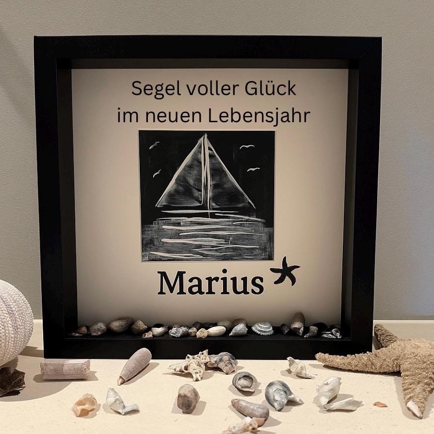 Ein gerahmtes Kunstwerk mit einem Schwarz-Weiß-Gemälde eines Segelboots von Treibholzzauber79.