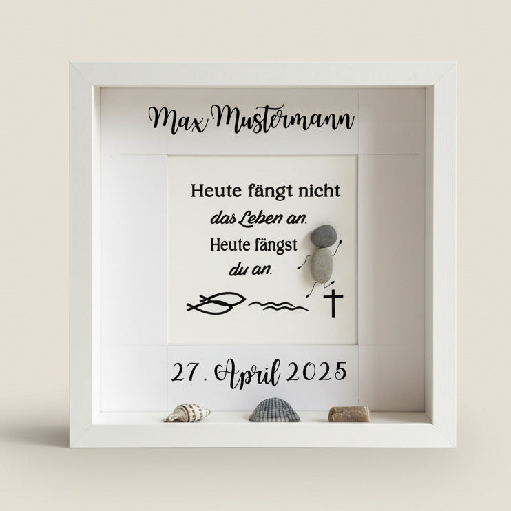 Handgemachtes Bilderrahmen-Dekoobjekt aus Holz im maritimen Stil, mit Spruch zur Taufe/Kommunion, kleinen Steinen als Figur gestaltet und Muschel-Deko im Vordergrund.