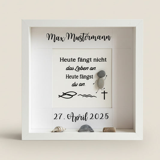 Handgemachtes Bilderrahmen-Dekoobjekt aus Holz im maritimen Stil, mit Spruch zur Taufe/Kommunion, kleinen Steinen als Figur gestaltet und Muschel-Deko im Vordergrund.