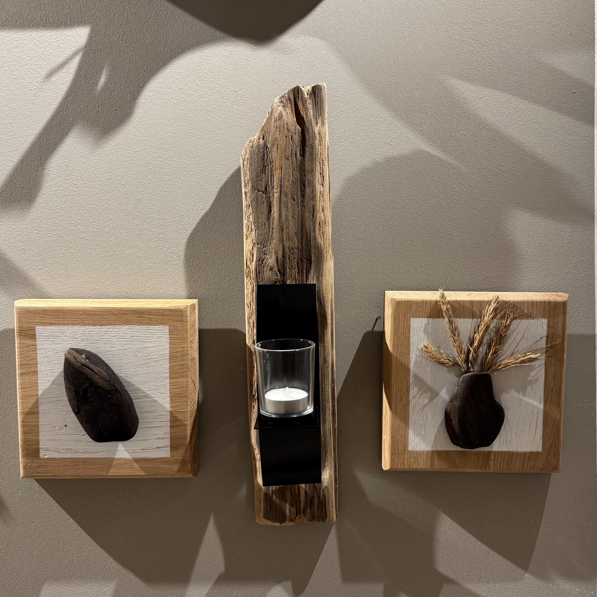 Nahaufnahme vom Teelichthalter aus Treibholz als Wanddeko 45cm. Boho Style Deko - Teelichthalter aus Holz - Hygge Deko