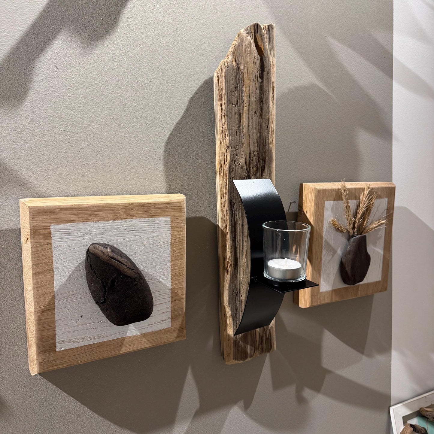 Nahaufnahme vom Teelichthalter aus Treibholz als Wanddeko 45cm. Boho Style Deko - Teelichthalter aus Holz - Hygge Deko
