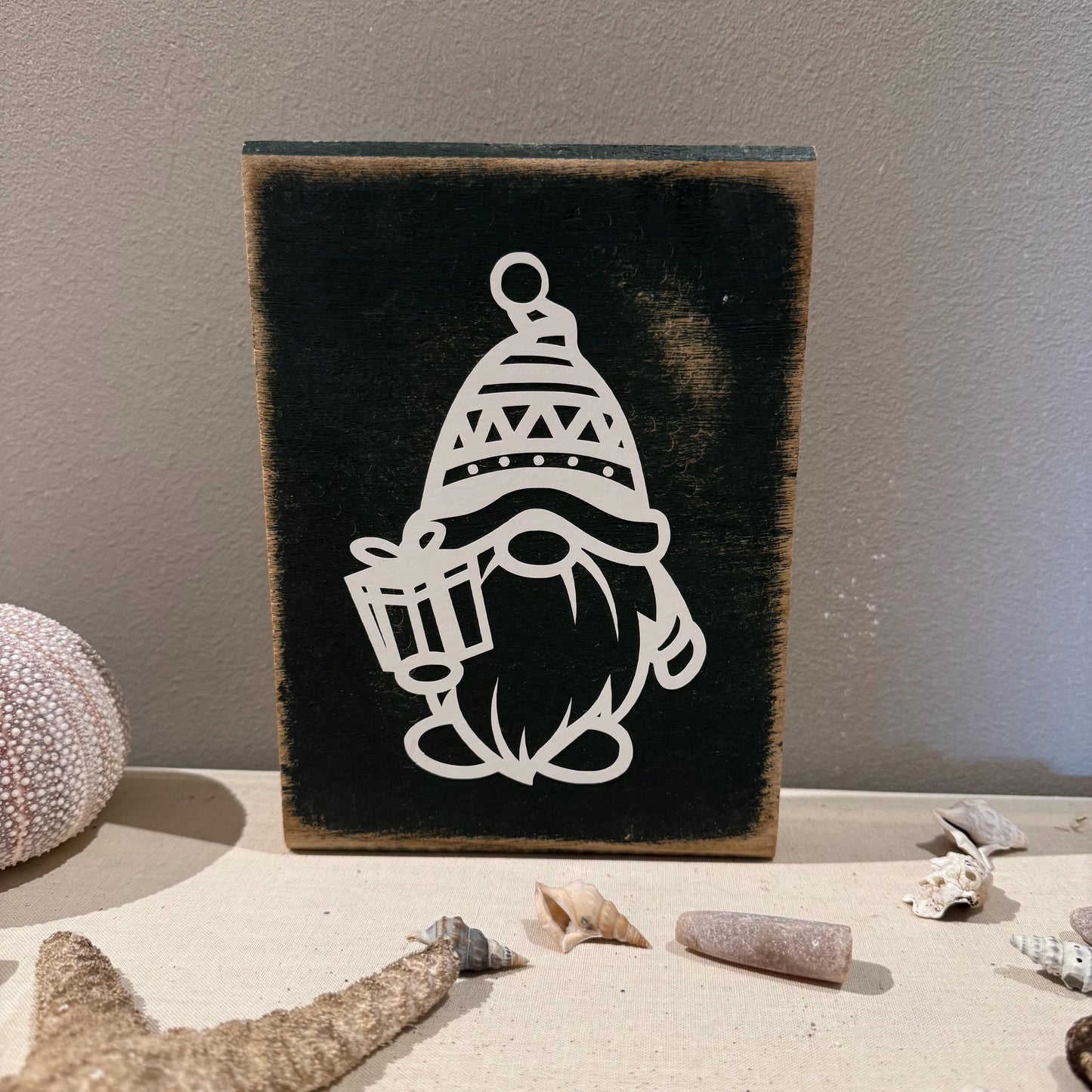 Deko Weihnachtswichtel auf massiven Eichenholz 13 x 18 x3cm - Fensterbank Deko Weihnachten - skandinavische Weihnachtsdeko - Handmade – Handmade aus Eichenholz massiv, Vinyl von Treibholzzauber79