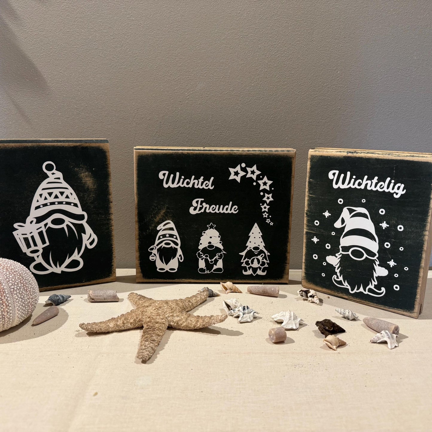 Deko Weihnachtswichtel auf massiven Eichenholz 13 x 18 x3cm - Fensterbank Deko Weihnachten - skandinavische Weihnachtsdeko - Handmade – Handmade aus Eichenholz massiv, Vinyl von Treibholzzauber79