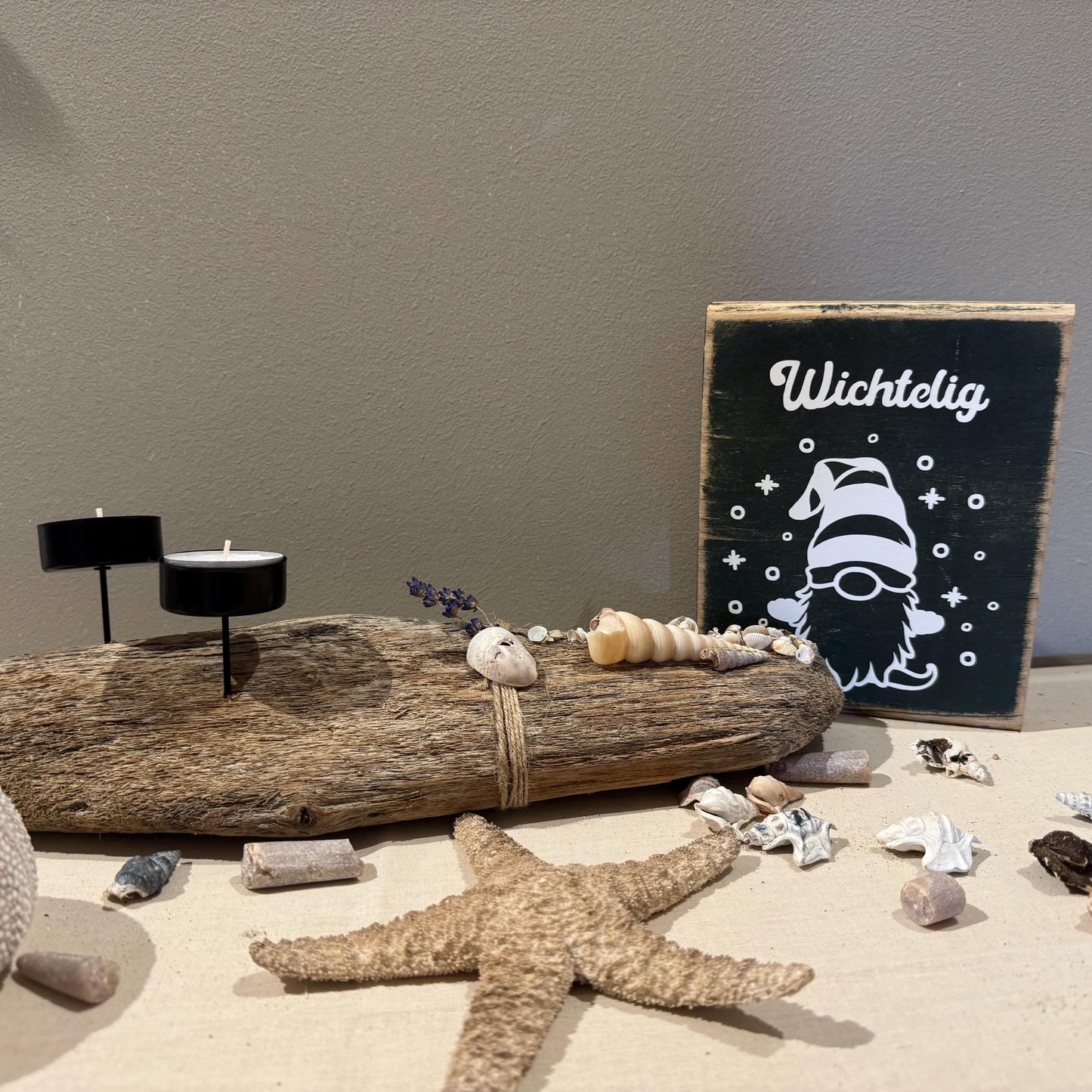 Deko Weihnachtswichtel auf massiven Eichenholz 13 x 18 x3cm - Fensterbank Deko Weihnachten - skandinavische Weihnachtsdeko - Handmade – Handmade aus Eichenholz massiv, Vinyl von Treibholzzauber79