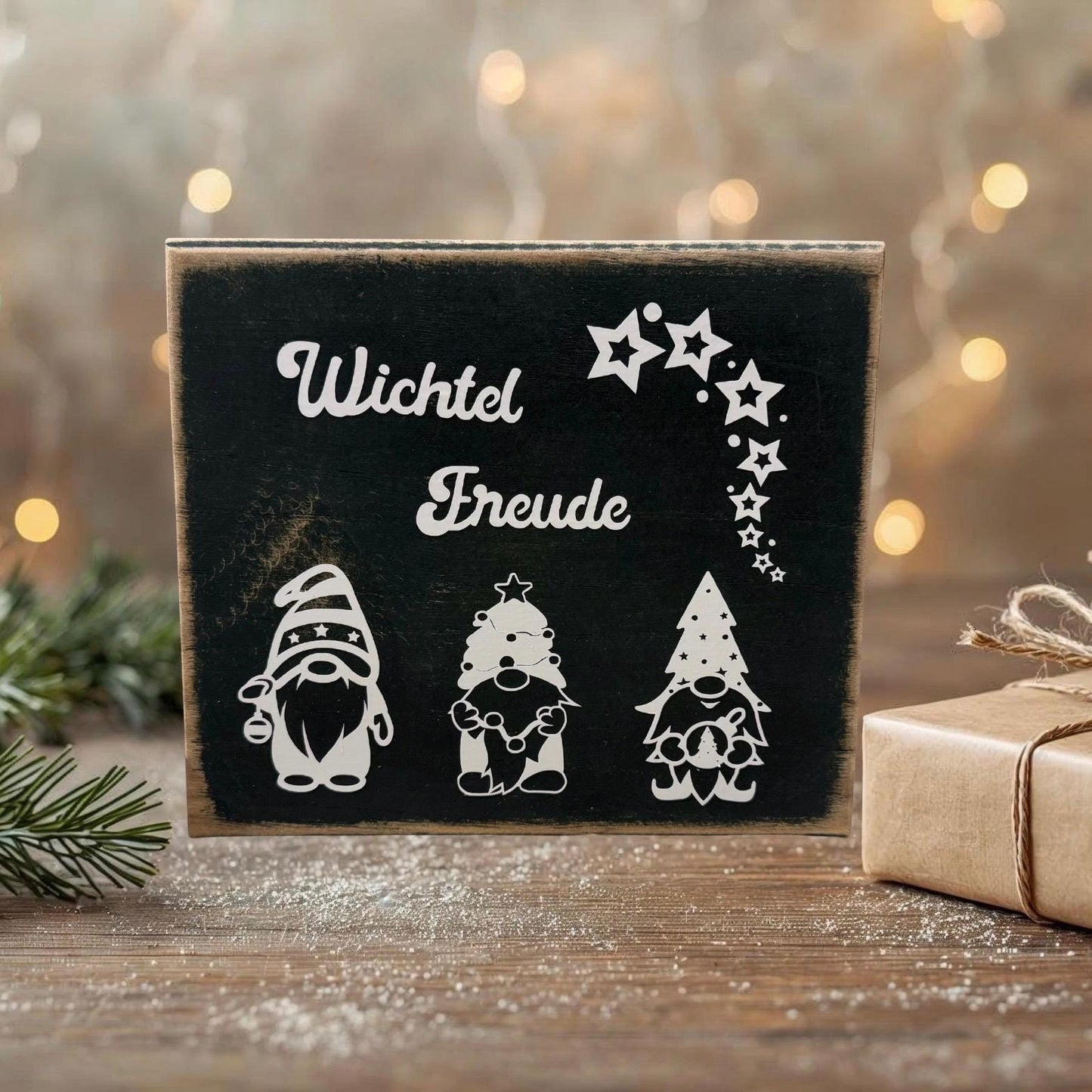 Grünes Holzschild mit Wichtel und Weihnachtsmütze – maritimes Dekoschild Weihnachten von Treibholzzauber79