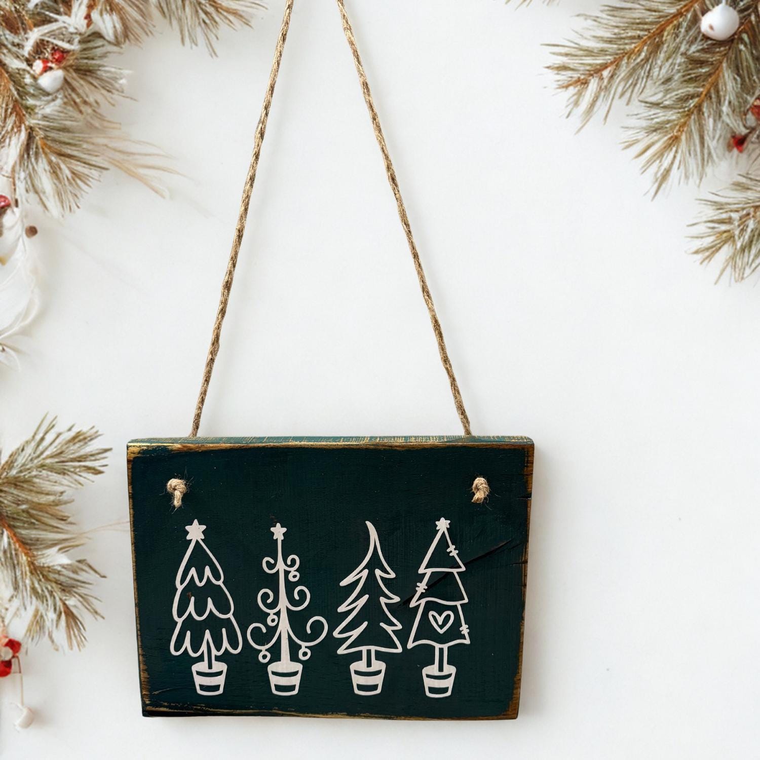 Holz Dekoschild Weihnachten 26 x 18,5 cm zum aufhängen - Türschild Weihnachten Handmade - skandinavische Weihnachtsdeko, Weihnachtsdeko Holz – Handmade aus Eichenholz massiv, Vinyl von Treibholzzauber79