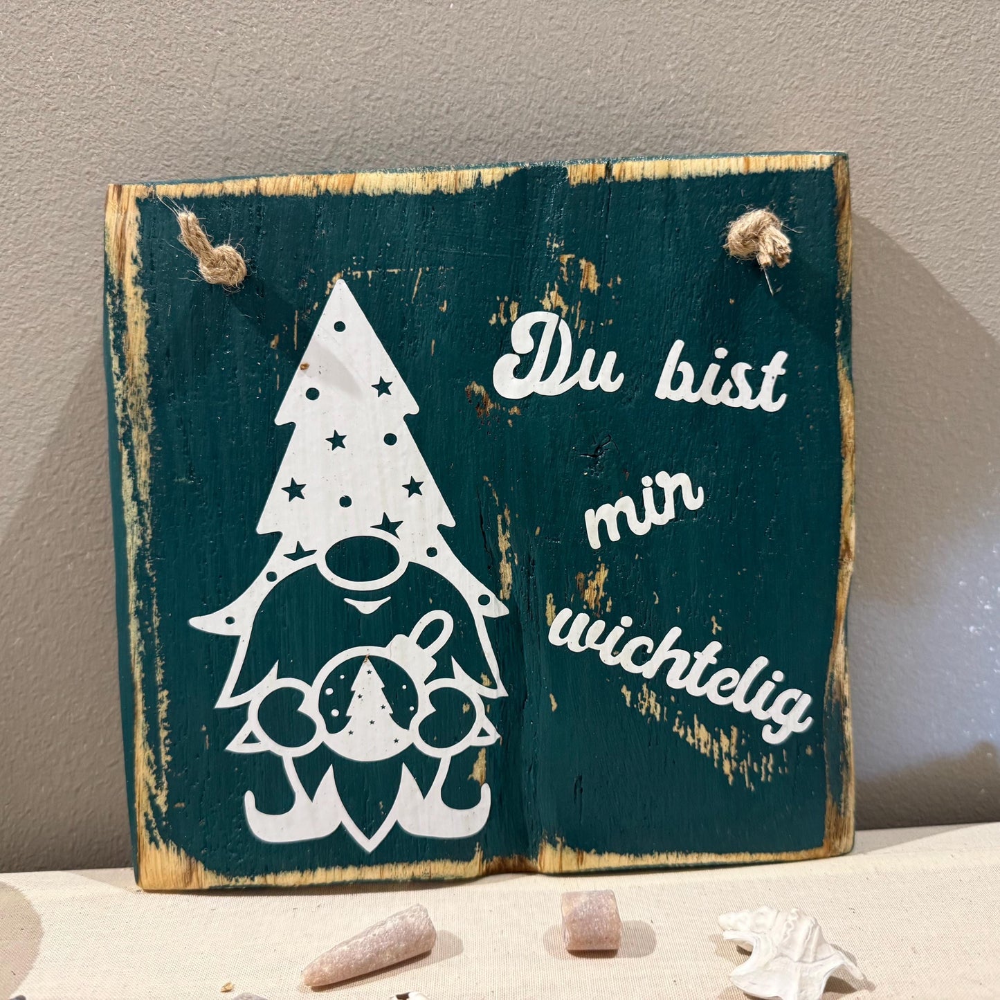 Holz Dekoschild Weihnachten 19 x 19 cm zum aufhängen - Türschild Weihnachten Handmade - skandinavische Weihnachtsdeko, Weihnachtsdeko Holz – Handmade aus Eichenholz massiv, Vinyl von Treibholzzauber79