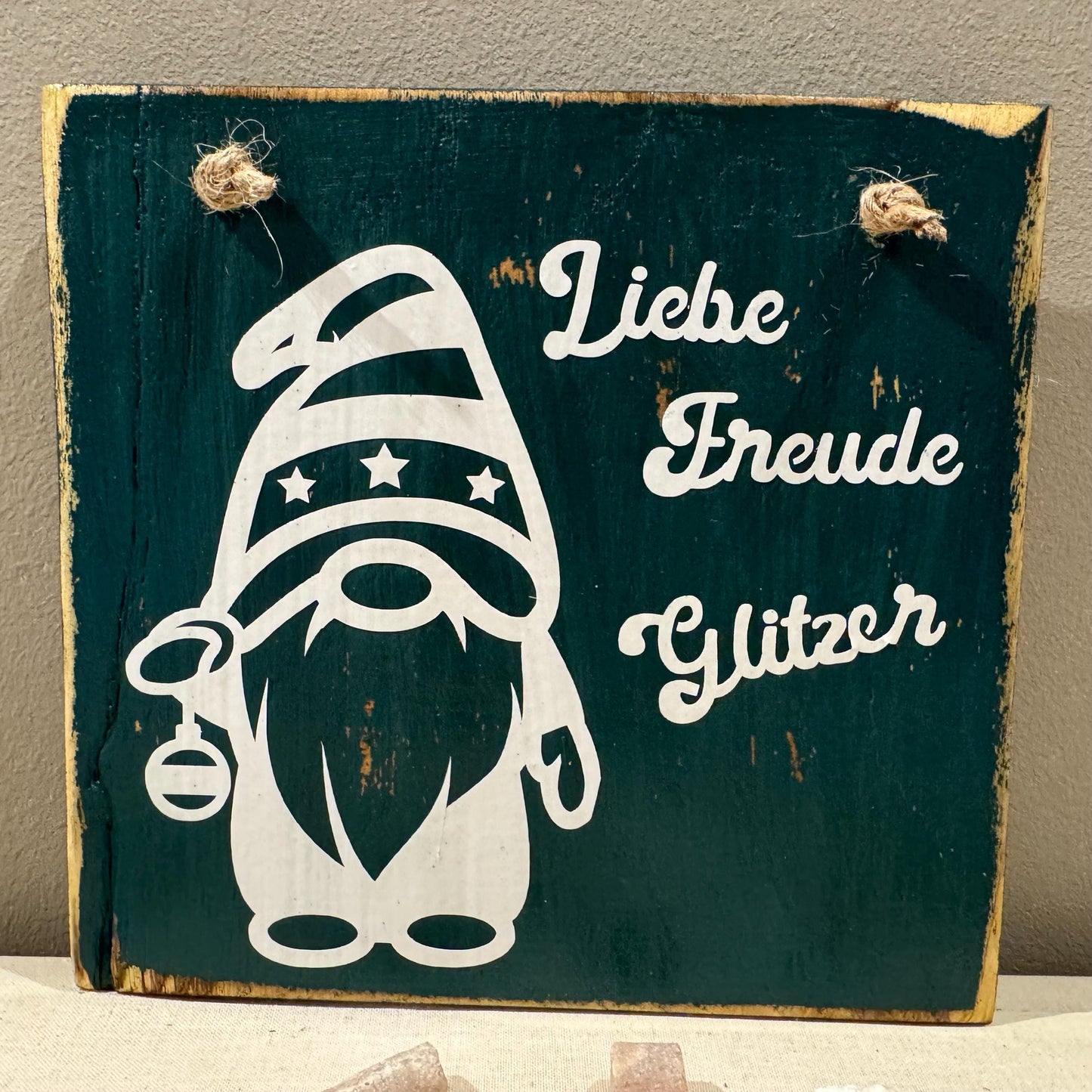Holz Dekoschild Weihnachten 19 x 18,5 cm zum aufhängen - Türschild Weihnachten Handmade - skandinavische Weihnachtsdeko, Weihnachtsdeko Holz – Handmade aus Eichenholz massiv, Vinyl von Treibholzzauber79