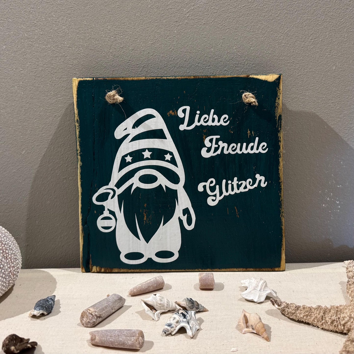 Holz Dekoschild Weihnachten 19 x 18,5 cm zum aufhängen - Türschild Weihnachten Handmade - skandinavische Weihnachtsdeko, Weihnachtsdeko Holz – Handmade aus Eichenholz massiv, Vinyl von Treibholzzauber79