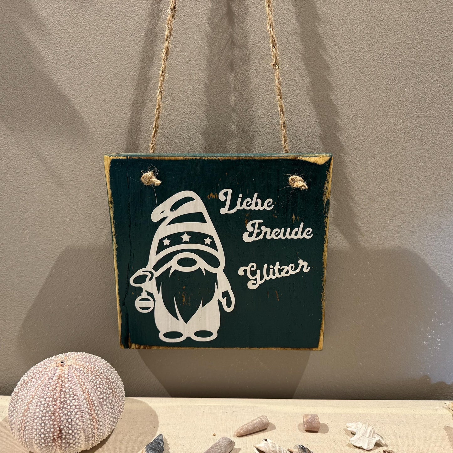 Holz Dekoschild Weihnachten 19 x 18,5 cm zum aufhängen - Türschild Weihnachten Handmade - skandinavische Weihnachtsdeko, Weihnachtsdeko Holz – Handmade aus Eichenholz massiv, Vinyl von Treibholzzauber79