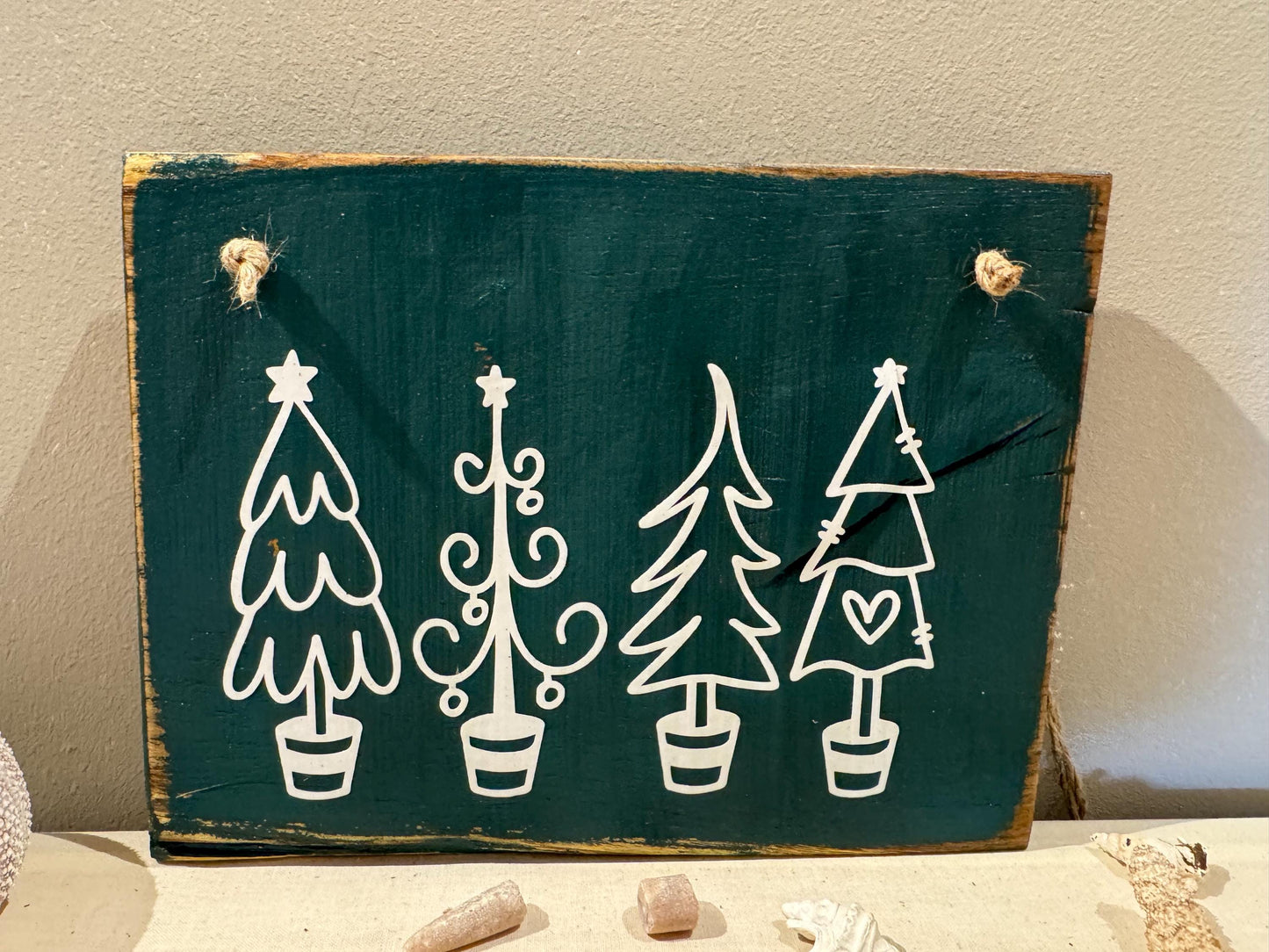 Holz Dekoschild Weihnachten 26 x 18,5 cm zum aufhängen - Türschild Weihnachten Handmade - skandinavische Weihnachtsdeko, Weihnachtsdeko Holz – Handmade aus Eichenholz massiv, Vinyl von Treibholzzauber79