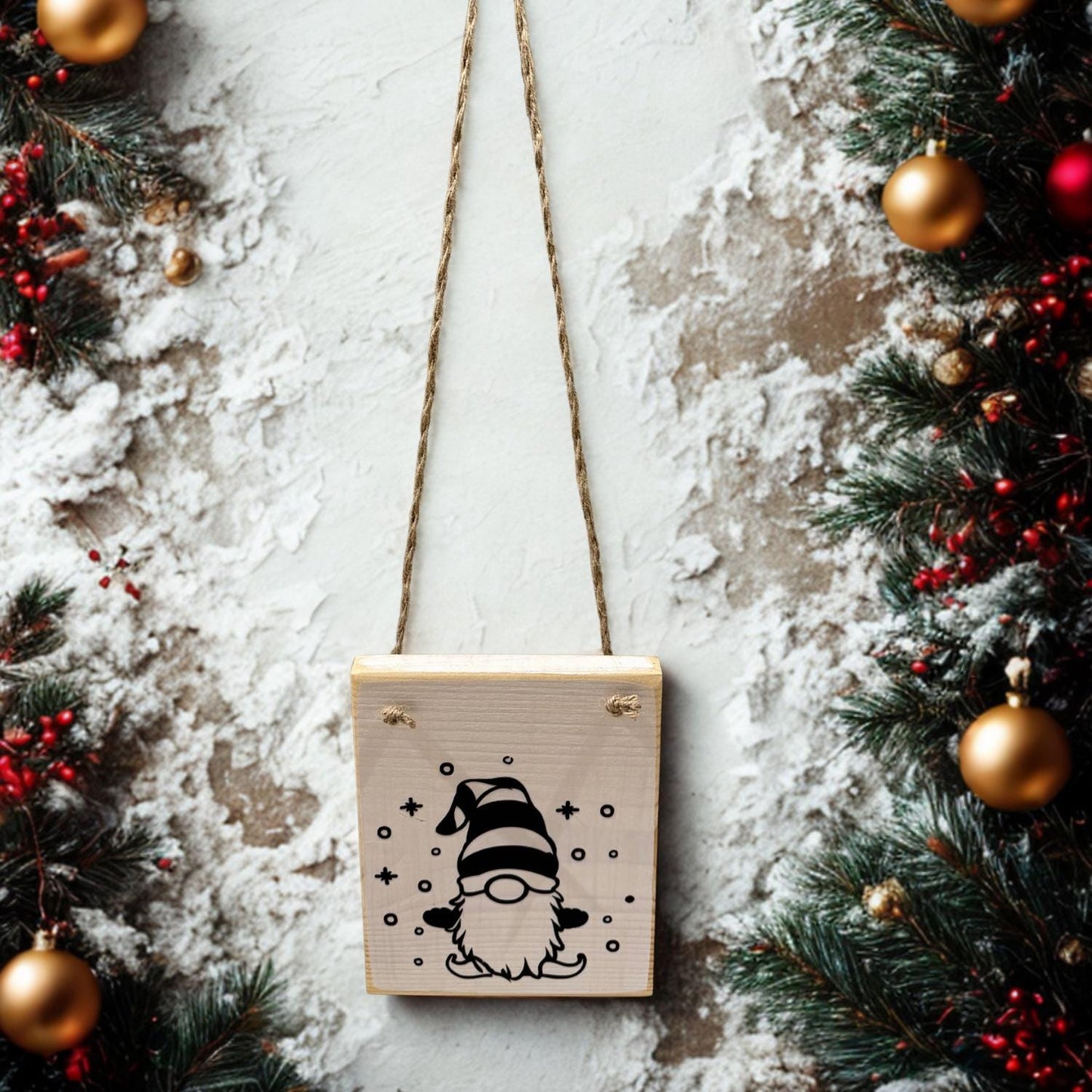 Weihnachtsschmuck aus Holz mit einem Zwerg-Design, der einen gestreiften Hut und Bart trägt von Treibholzzauber79