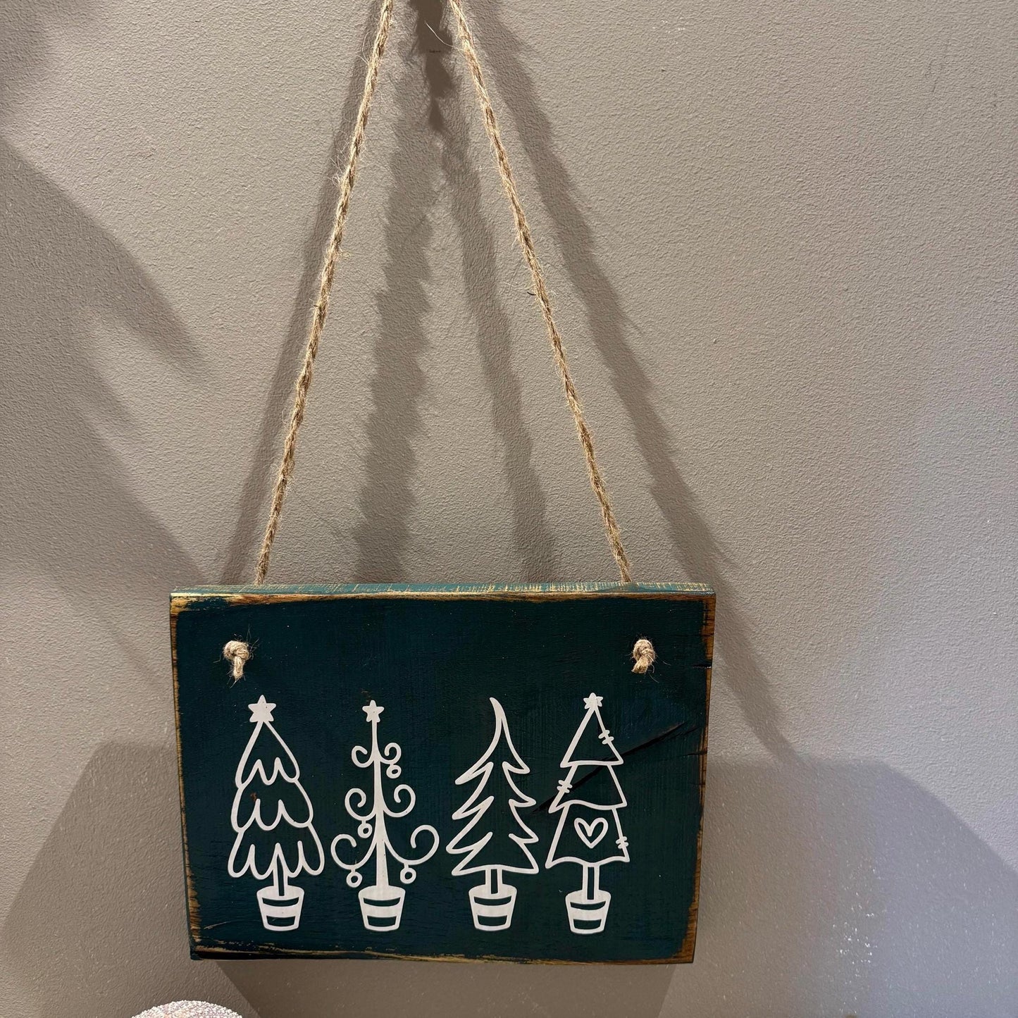 Holz Dekoschild Weihnachten 26 x 18,5 cm zum aufhängen - Türschild Weihnachten Handmade - skandinavische Weihnachtsdeko, Weihnachtsdeko Holz – Handmade aus Eichenholz massiv, Vinyl von Treibholzzauber79