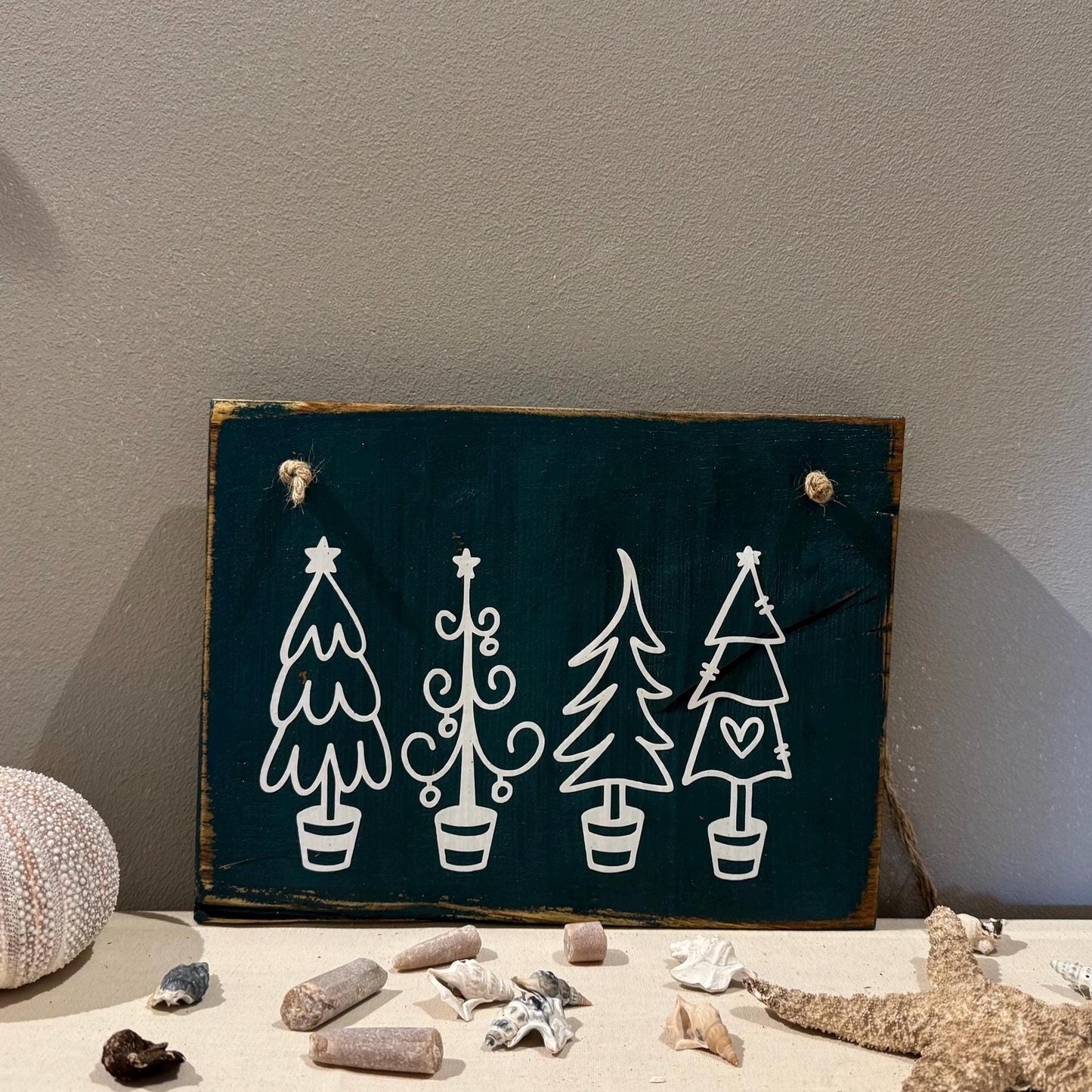 Holz Dekoschild Weihnachten 26 x 18,5 cm zum aufhängen - Türschild Weihnachten Handmade - skandinavische Weihnachtsdeko, Weihnachtsdeko Holz – Handmade aus Eichenholz massiv, Vinyl von Treibholzzauber79