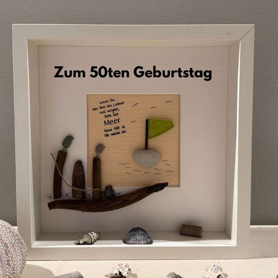 Personalisiertes Steinbild Meer ein Kunstwerk mit nautischem Thema, das ein Holzboot, Figuren und ein Segelboot zeigt.