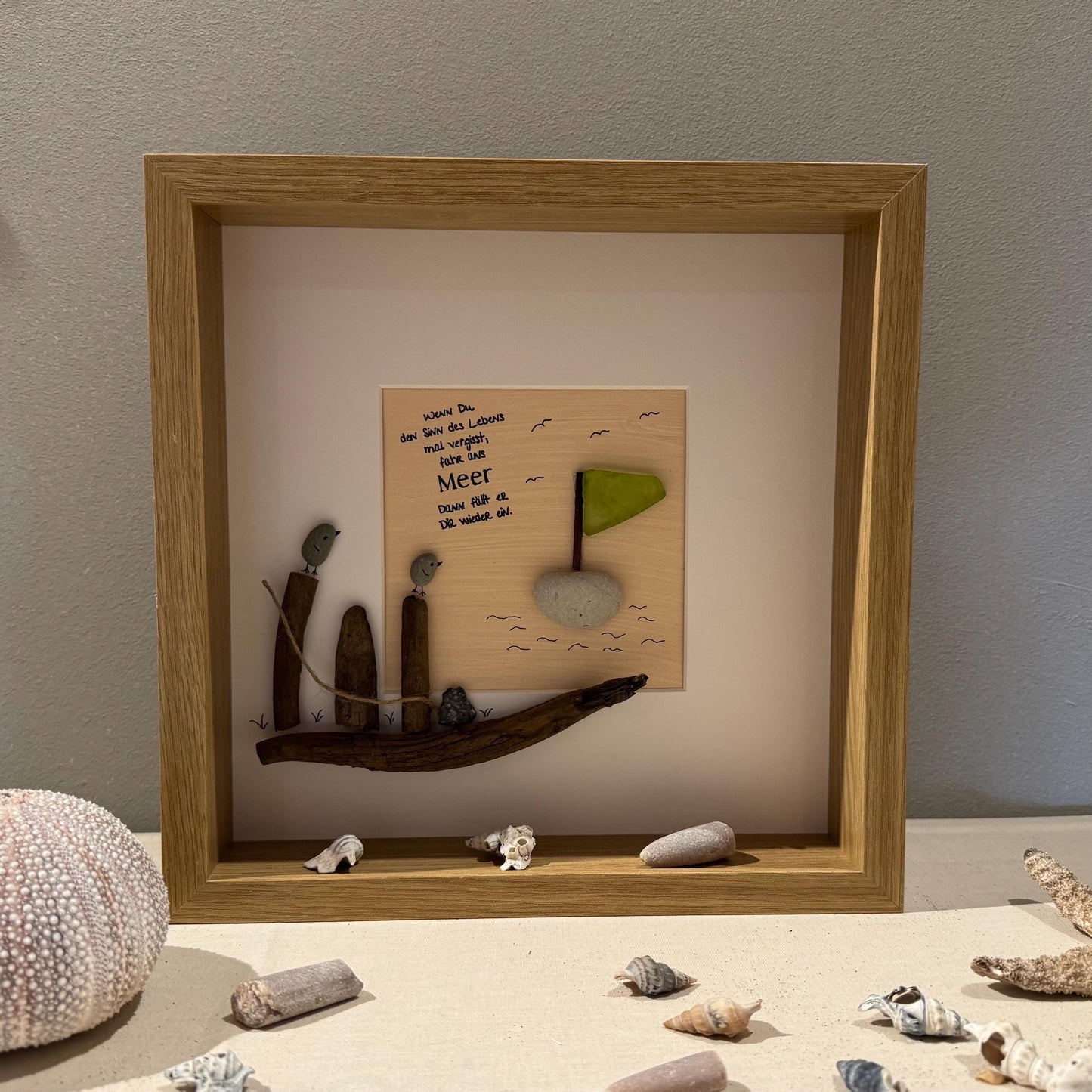 Maritimer personalisierter Bilderrahmen 27cm schwarz. Mit Strandgut der dänischen Küste eine maritime Deko Steinbild Meer Handmade Geschenke – Handmade aus Treibholz Nordsee, Ostsee Steine, Meerglas, Acryl von Treibholzzauber79