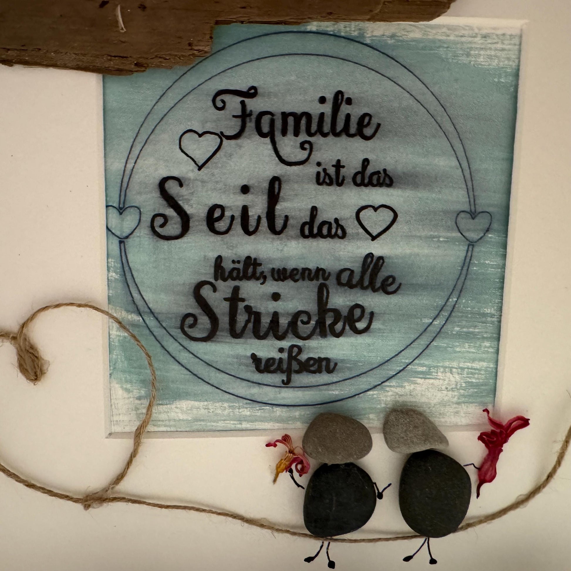 Personalisierter Bilderrahmen 27cm schwarz handgemalte Bilder mit Steinbild & Spruch Familie. Deko für Fensterbank innen, maritimes Wandbild – Handmade aus Holz, Bilderrahmen, 3d Bilderrahmen, Acryl, Band, Treibholz Nordsee, Ostsee Steine, Trockenblumen von Treibholzzauber79
