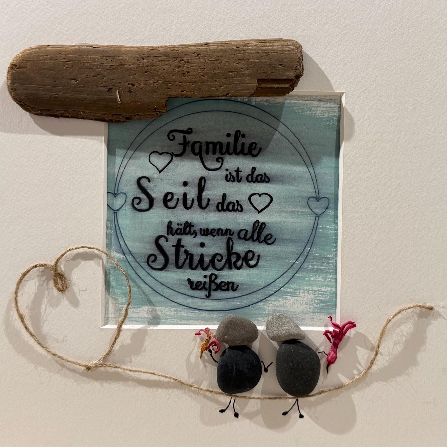 Personalisierter Bilderrahmen 27cm schwarz handgemalte Bilder mit Steinbild & Spruch Familie. Deko für Fensterbank innen, maritimes Wandbild – Handmade aus Holz, Bilderrahmen, 3d Bilderrahmen, Acryl, Band, Treibholz Nordsee, Ostsee Steine, Trockenblumen von Treibholzzauber79