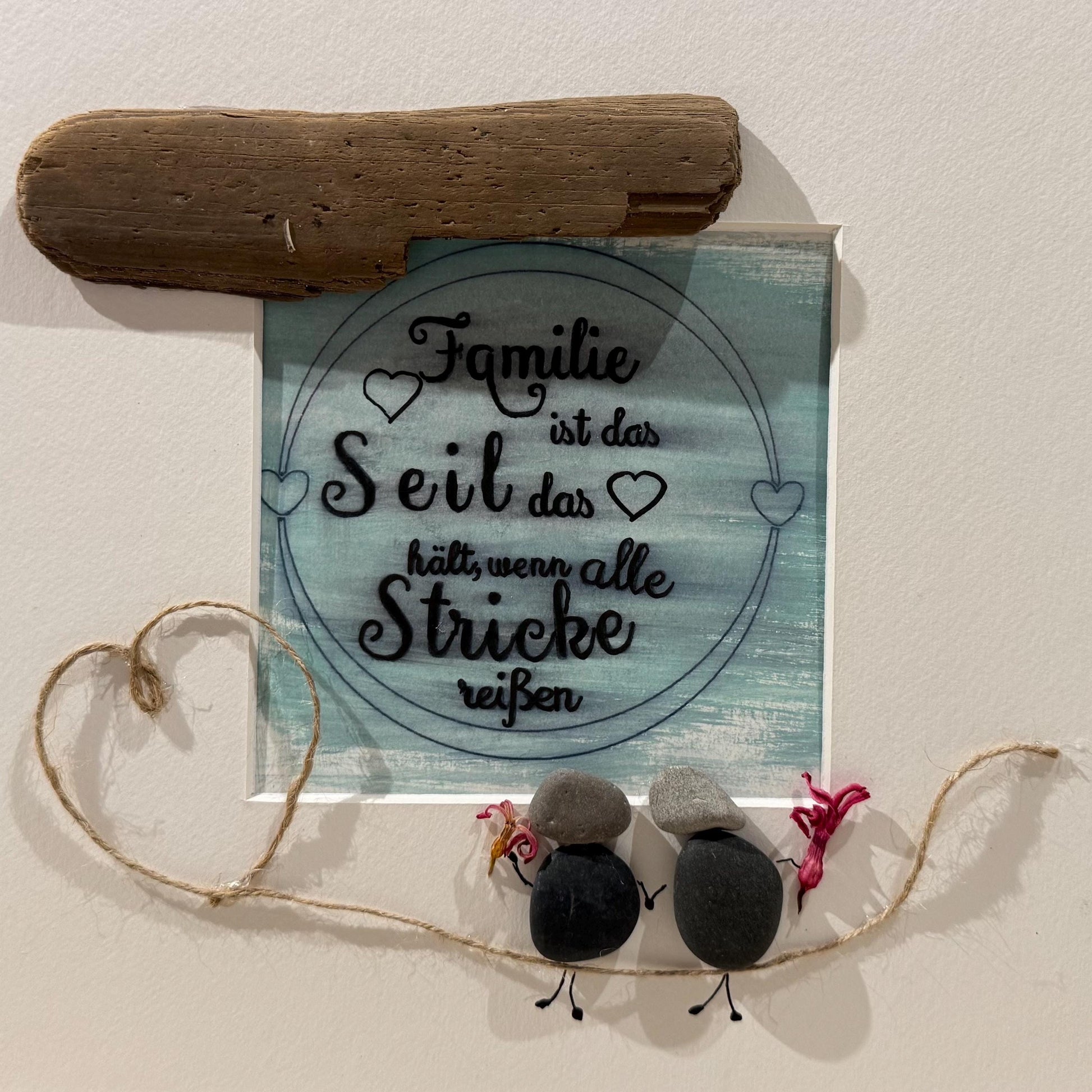 Personalisierter Bilderrahmen 27cm schwarz handgemalte Bilder mit Steinbild & Spruch Familie. Deko für Fensterbank innen, maritimes Wandbild – Handmade aus Holz, Bilderrahmen, 3d Bilderrahmen, Acryl, Band, Treibholz Nordsee, Ostsee Steine, Trockenblumen von Treibholzzauber79