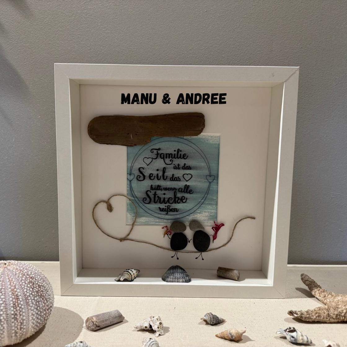 Personalisierter Bilderrahmen 27cm schwarz handgemalte Bilder mit Steinbild & Spruch Familie. Deko für Fensterbank innen, maritimes Wandbild – Handmade aus Holz, Bilderrahmen, 3d Bilderrahmen, Acryl, Band, Treibholz Nordsee, Ostsee Steine, Trockenblumen von Treibholzzauber79
