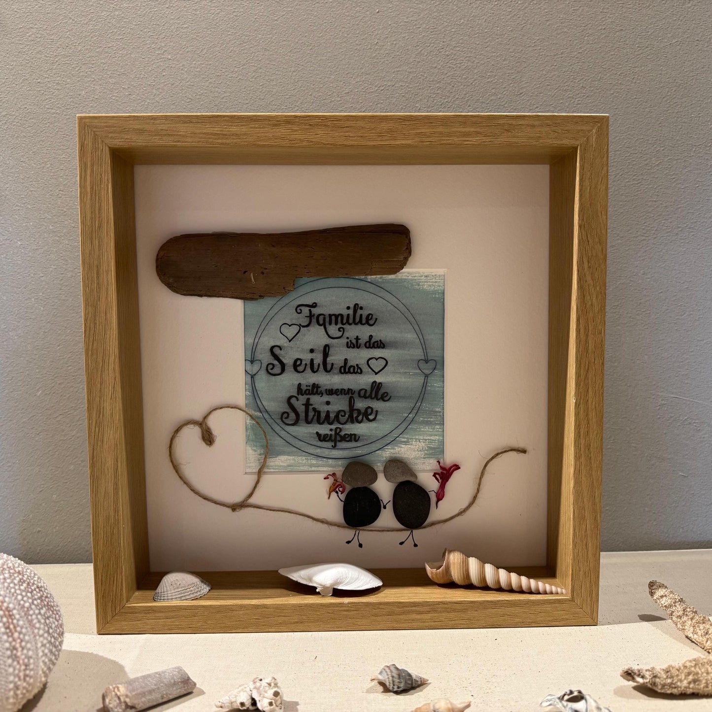 Personalisierter Bilderrahmen 27cm schwarz handgemalte Bilder mit Steinbild & Spruch Familie. Deko für Fensterbank innen, maritimes Wandbild – Handmade aus Holz, Bilderrahmen, 3d Bilderrahmen, Acryl, Band, Treibholz Nordsee, Ostsee Steine, Trockenblumen von Treibholzzauber79