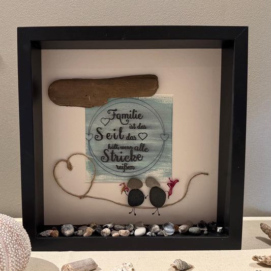 Personalisiertes Steinbild und Spruch Familie handgemalte Bilder. Deko für Fensterbank innen, maritimes Wandbild – Handmade aus Holz, Bilderrahmen, 3d Bilderrahmen, Acryl, Band, Treibholz Nordsee, Ostsee Steine, Trockenblumen von Treibholzzauber79