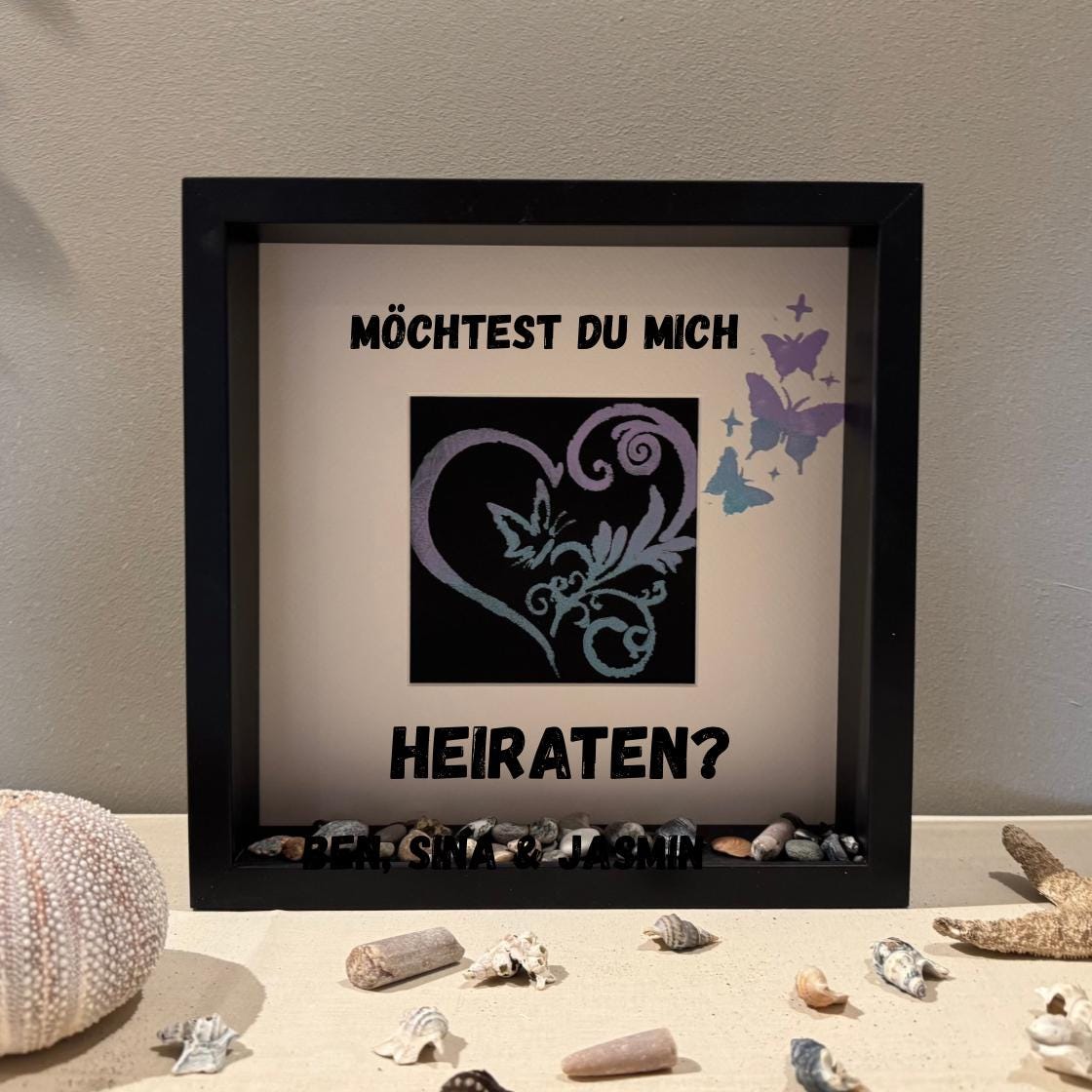 3D Bilderrahmen mit einem handgemaltem Herz und Schmetterlingen personalisiert von Treibholzzauber79