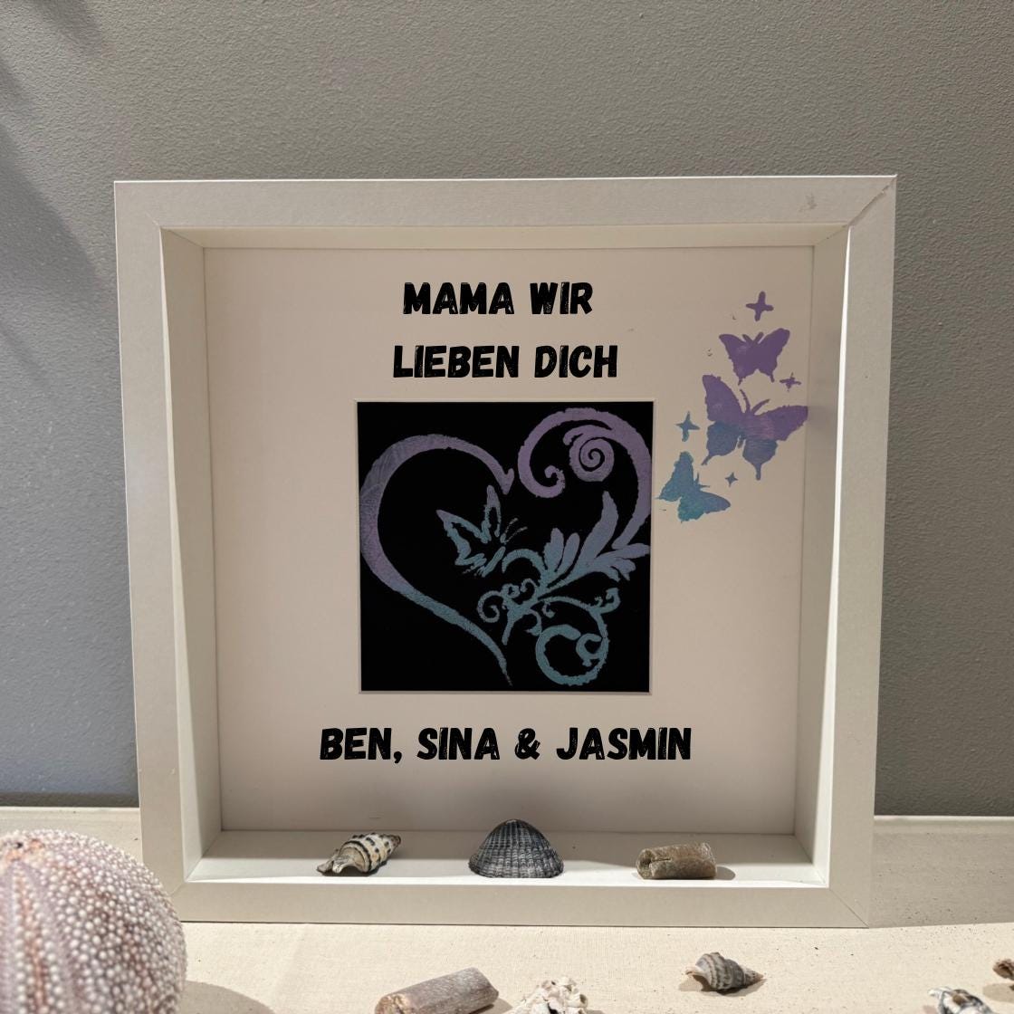 Personalisierter 3D Bilderrahmen mit Herz und Schmetterlingen dekoriert. Maritime Handmade-Deko in skandinavischen Wohnzimmer