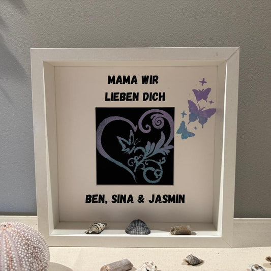 Personalisierter 3D Bilderrahmen mit Herz und Schmetterlingen dekoriert. Maritime Handmade-Deko in skandinavischen Wohnzimmer