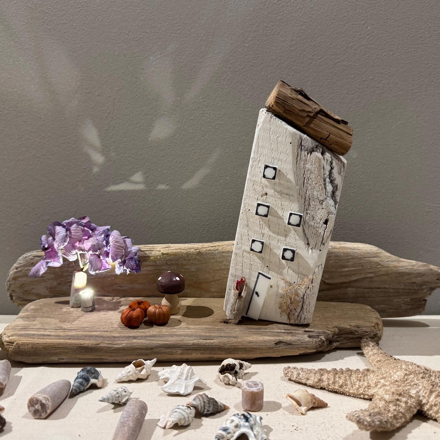 Handgemachte Treibholz Deko | Maritimes Dekohaus 42x20x10 cm | Natürliches Unikat für Zuhause - Herbst Deko - Shabby Chic Holz – Handmade aus Trockenblumen, Treibholz Nordsee, Donnerkeil Ostsee, Pilz Holz, Kürbisse mini von Treibholzzauber79