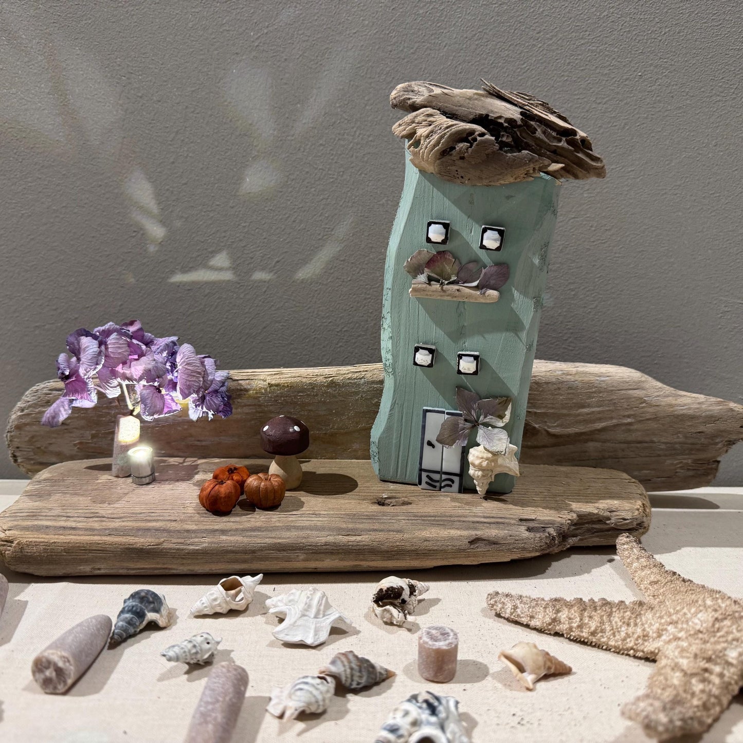 Treibholz Deko Haus 42x19x8 cm | Maritime Wohnidee | Handmade Küstenstil Unikat - Herbst Deko innen - Maritim Geschenk – Handmade aus Trockenblumen, Treibholz Nordsee, Donnerkeil Ostsee, Pilz Holz, Mini Kürbisse von Treibholzzauber79