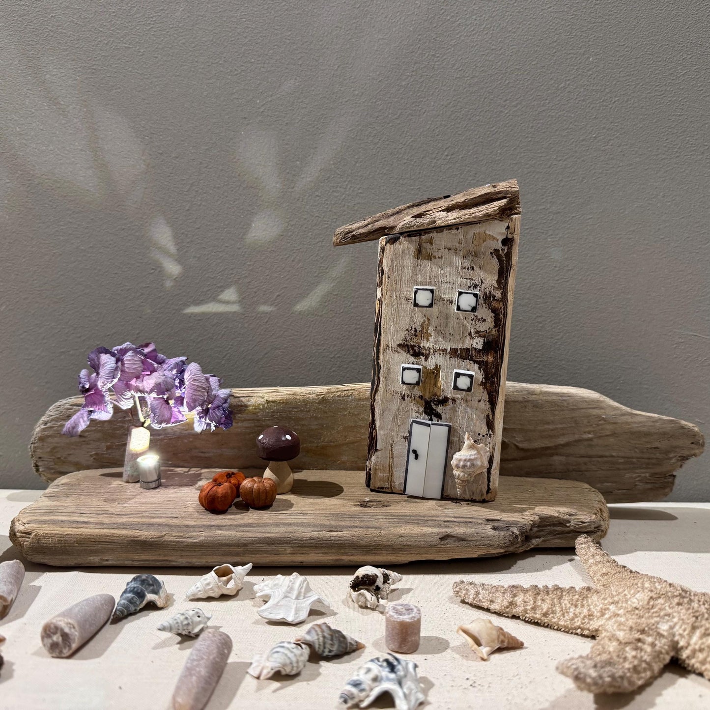 Handgemachte Treibholz Deko | Maritimes Dekohaus 42x20x10 cm | Natürliches Unikat für Zuhause - Herbst Deko - Shabby Chic Holz – Handmade aus Trockenblumen, Treibholz Nordsee, Donnerkeil Ostsee, Pilz Holz, Kürbisse mini von Treibholzzauber79