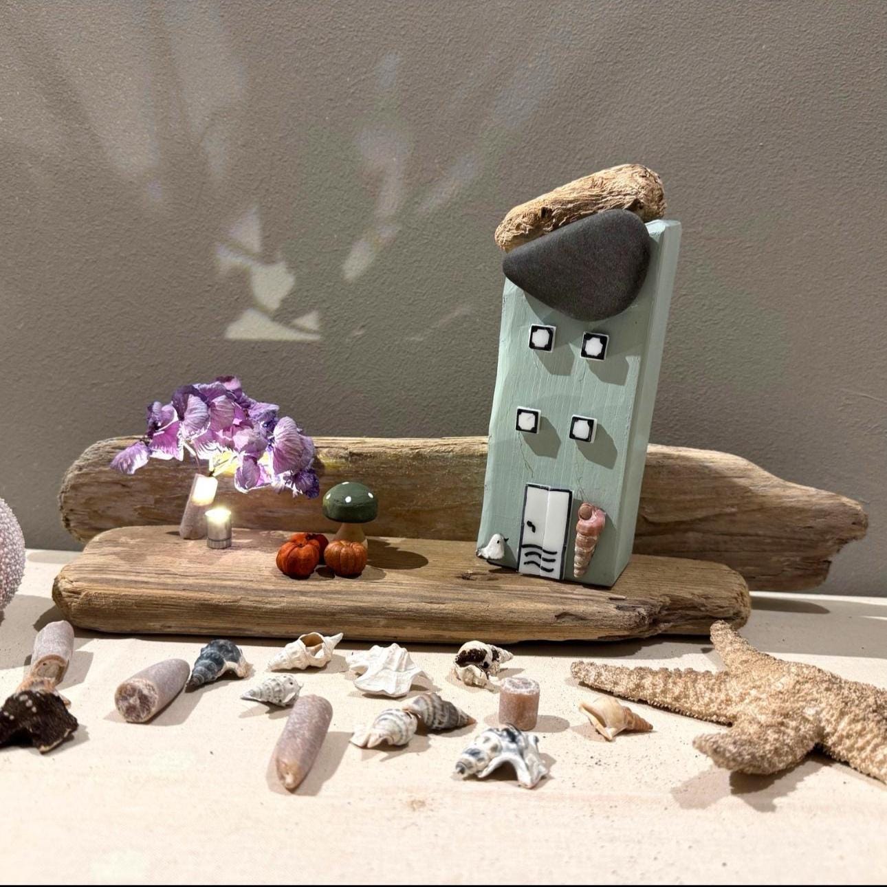 Treibholz Deko Haus 42x19x8 cm | Maritime Wohnidee | Handmade Küstenstil Unikat - Herbst Deko innen - Maritim Geschenk – Handmade aus Trockenblumen, Treibholz Nordsee, Donnerkeil Ostsee, Pilz Holz, Mini Kürbisse von Treibholzzauber79