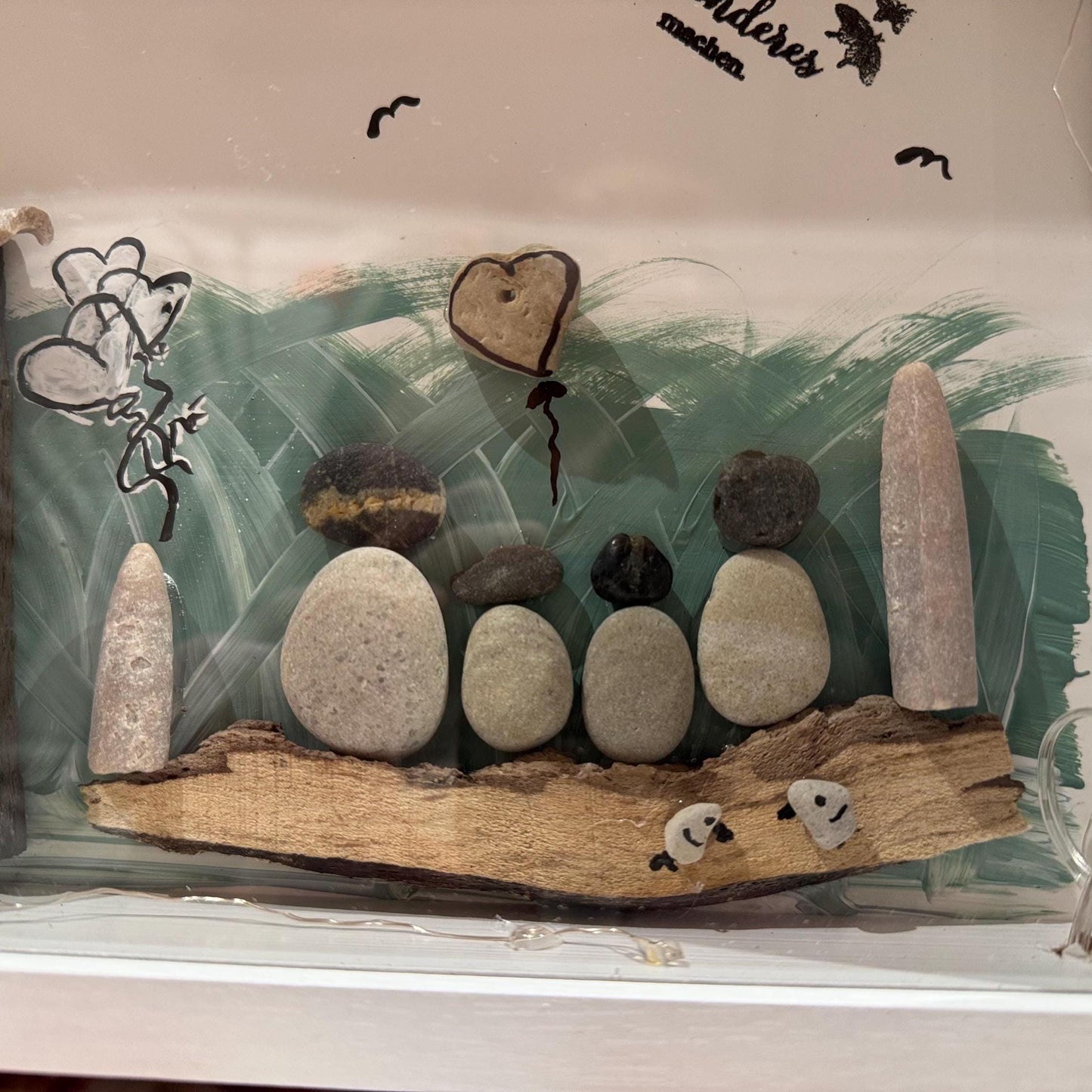 Schattenbox-Diorama mit einer Miniatur-Strandszene einer Familie von Treibholzzauber79