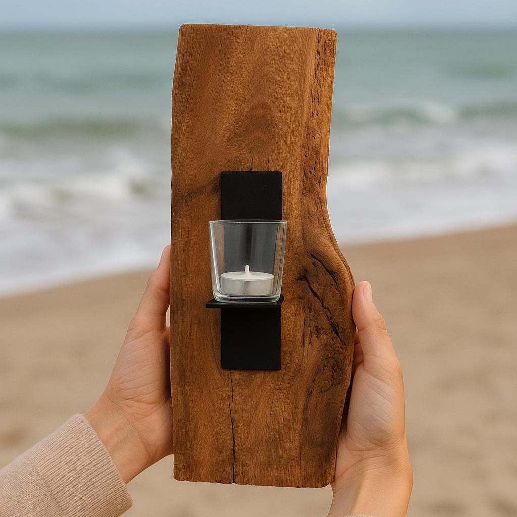Ein rustikaler Kerzenhalter aus Holz mit einer schwarzen Metallhalterung, die einen durchsichtigen Glas-Teelichthalter hält