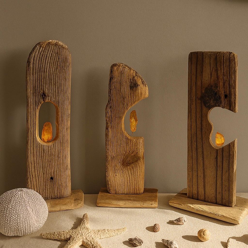 Drei rustikale Holzskulpturen mit ausgeschnittenen Formen, die jeweils ein bernsteinfarbenes Licht enthalten.