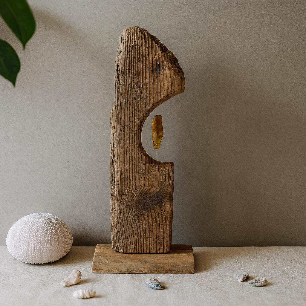 Eine rustikale Holzskulptur mit natürlichem, verwittertem Aussehen. Die Skulptur zeigt eine vertikale Planke