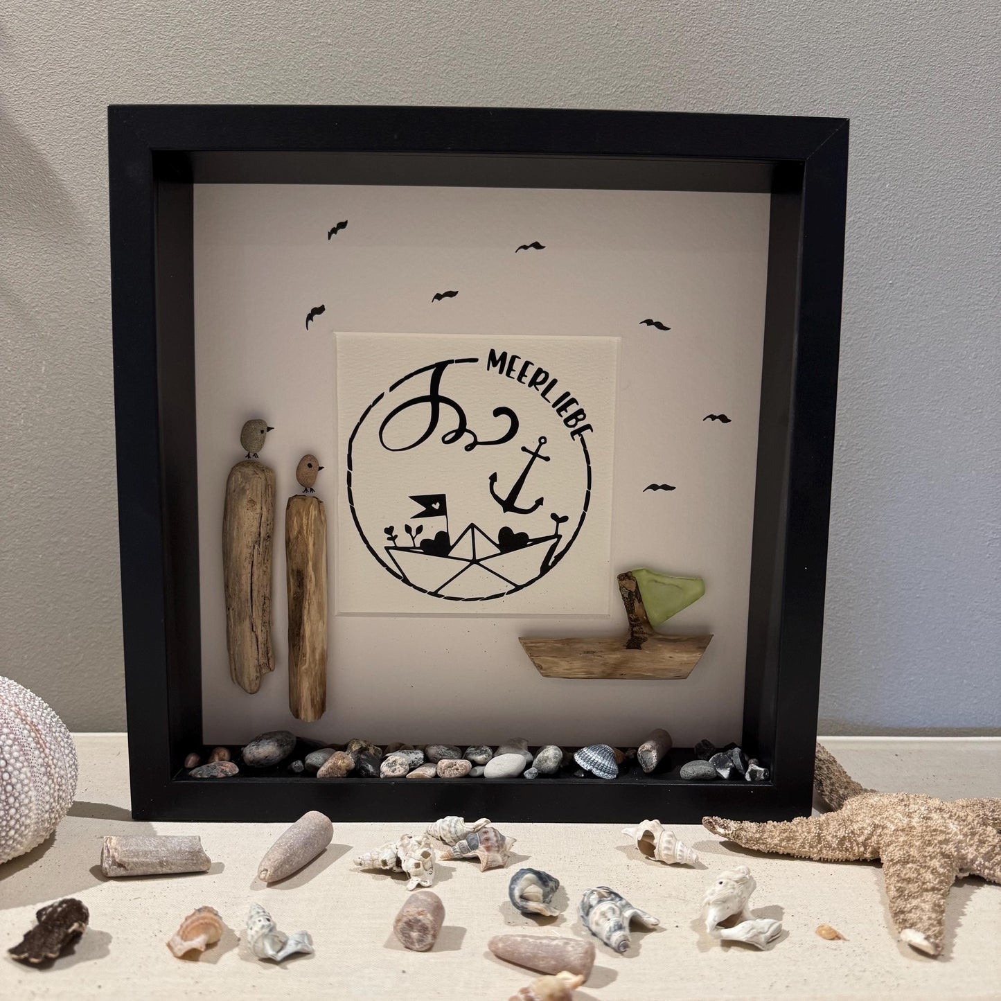 Steinbilder mit Sprüchen 27cm weiß, Treibholz Deko der dänischen Küste als maritimes Wandbild. Bilderrahmen maritim mit Meerliebe Sprüche. – Handmade aus Treibholz Nordsee, Ostsee Steine, Vinyl, 3d Rahmen, Bilderrahmen, Muschel von Treibholzzauber79