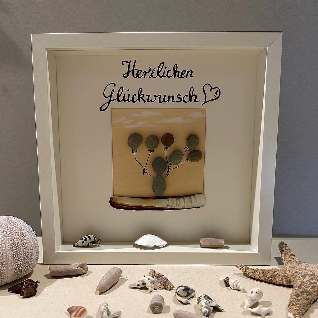 Personalisierter Bilderrahmen mit maritime Deko als Handmade Geschenke 27cm weiß, Bilder aus Kieselsteinen - Steinbilder mit Sprüchen. – Handmade aus Acryl, Plexiglas, Nordsee Muscheln, Ostsee Steine, Vinyl von Treibholzzauber79