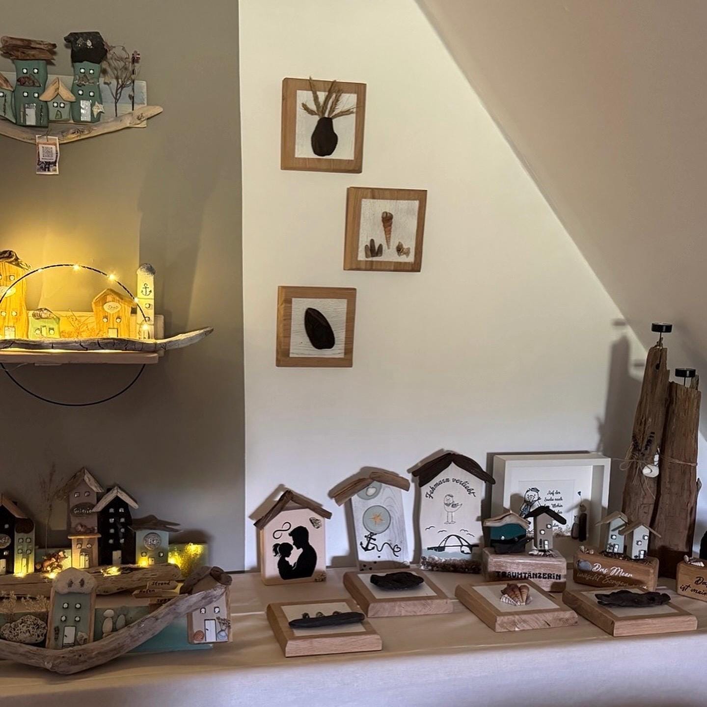 Personalisierter Bilderrahmen mit maritime Deko als Handmade Geschenke 27cm weiß, Bilder aus Kieselsteinen - Steinbilder mit Sprüchen. – Handmade aus Acryl, Plexiglas, Nordsee Muscheln, Ostsee Steine, Vinyl von Treibholzzauber79