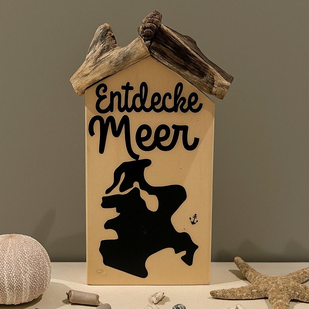Holzhaus „Entdecke Meer“ mit Insel Rügen Silhouette, handgefertigte maritime Dekoration auf schlichtem Hintergrund