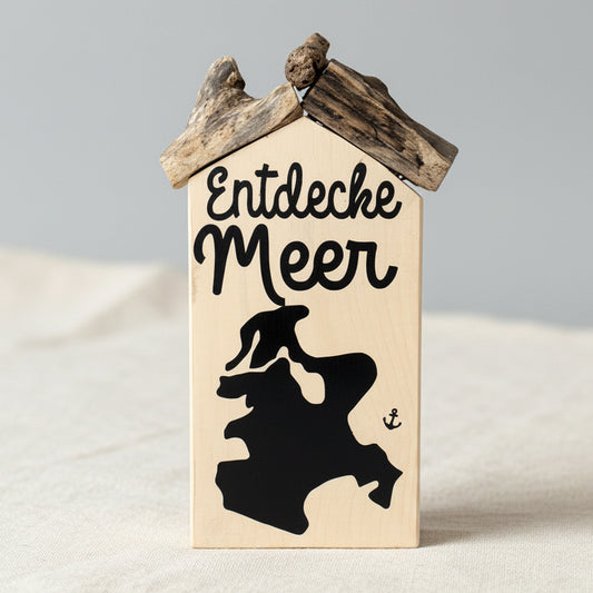Handgefertigtes Holzhaus Rügen „Entdecke Meer“ mit Silhouette der Insel, Strandmotiv mit Seestern, Muscheln.