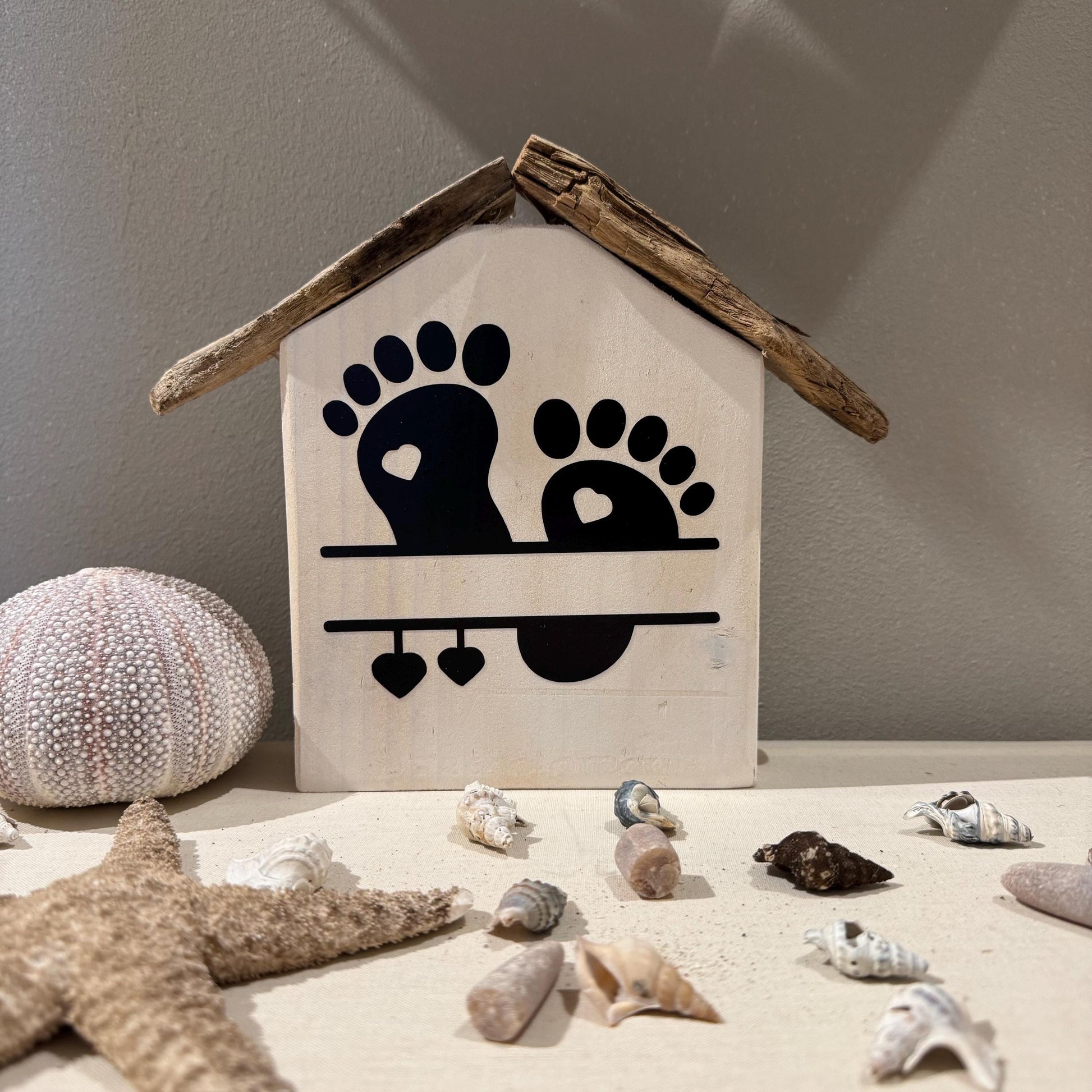 Detailansicht des personalisierten Geburtshäuschens aus Holz mit Baby Fußabdrücken und Geburtsdaten, handgemachte Erinnerung
