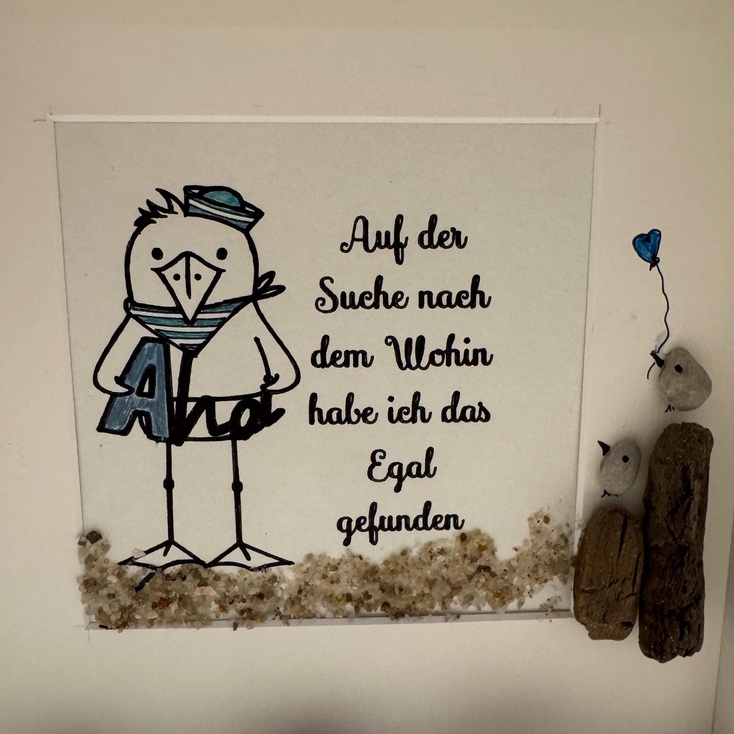 Maritimes Steinbild im Rahmen 27cm weiß mit Möwe und Spruch handgemalt. Strandfunde der dänischen Küste. Steinbilder mit Sprüchen. – Handmade aus Bilderrahmen, Plexiglas, Treibholz der Nordsee, Strand Sand, Ostsee Steine, 3d Rahmen von Treibholzzauber79