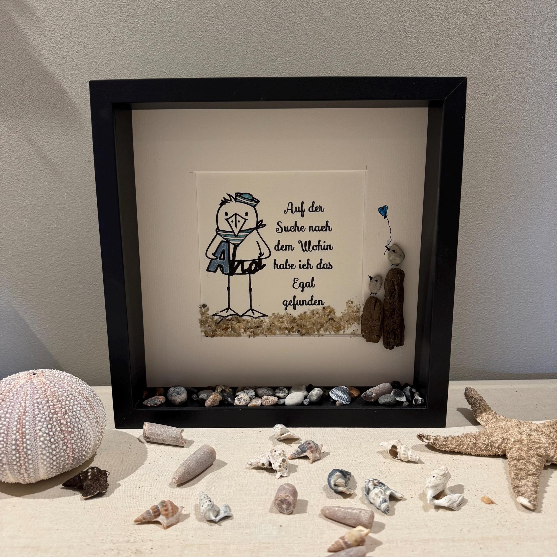 Maritimes Steinbild im Rahmen 27cm weiß mit Möwe und Spruch handgemalt. Strandfunde der dänischen Küste. Steinbilder mit Sprüchen. – Handmade aus Bilderrahmen, Plexiglas, Treibholz der Nordsee, Strand Sand, Ostsee Steine, 3d Rahmen von Treibholzzauber79