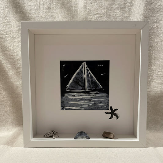 Maritimes Wandbild im Holzrahmen, Segelbootmotiv mit Muschel von Treibholzzauber79