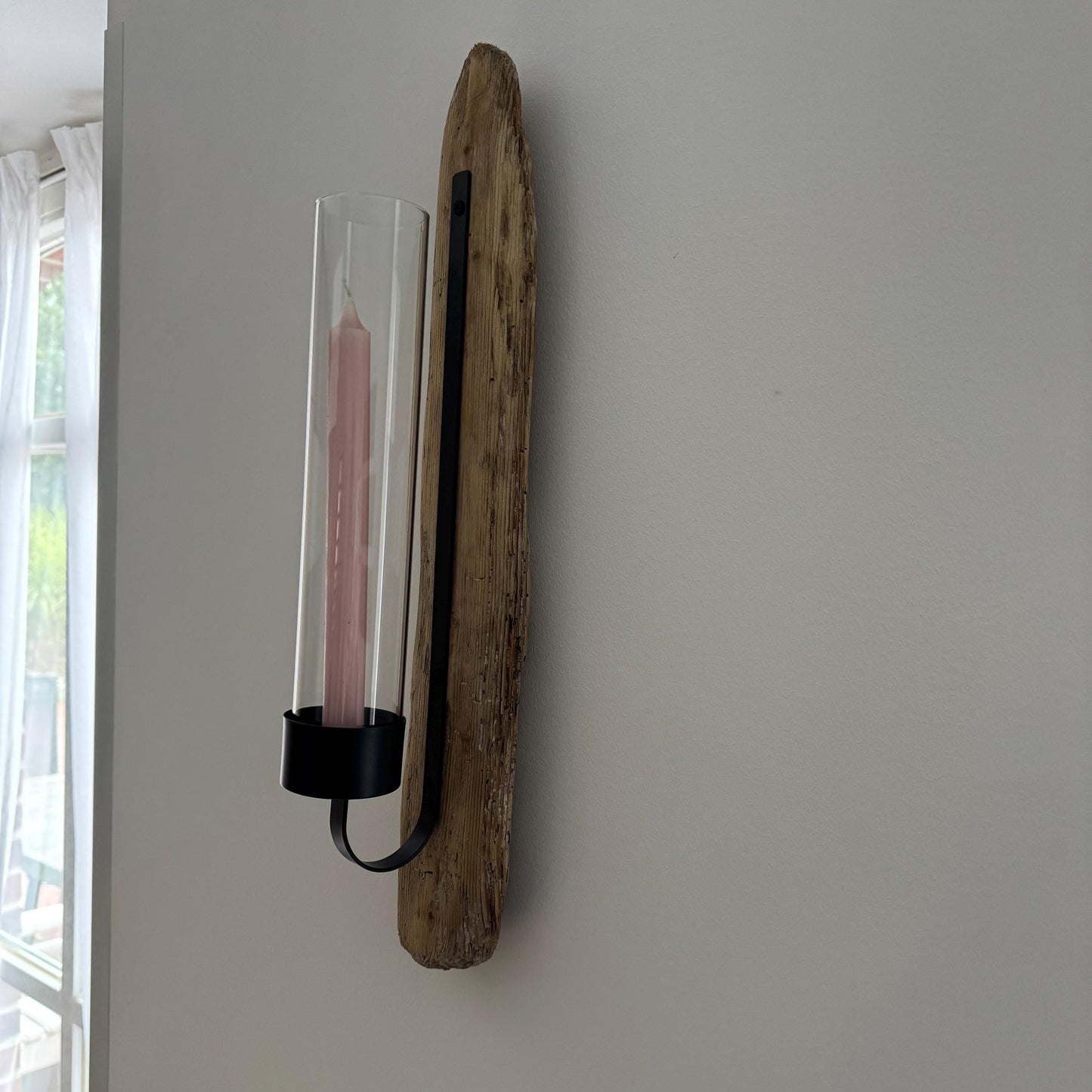 Ein Wandkerzenhalter mit einem Naturholzsockel und einem schwarzen Metallrahmen  von Treibholzzauber79